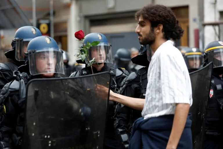 Pourquoi les travailleurs font-ils grève et manifestent-ils dans toute la France ?