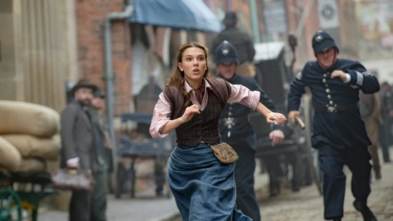 Enola Holmes 2: Millie Bobby Brown dévoile un nouveau trailer du film !