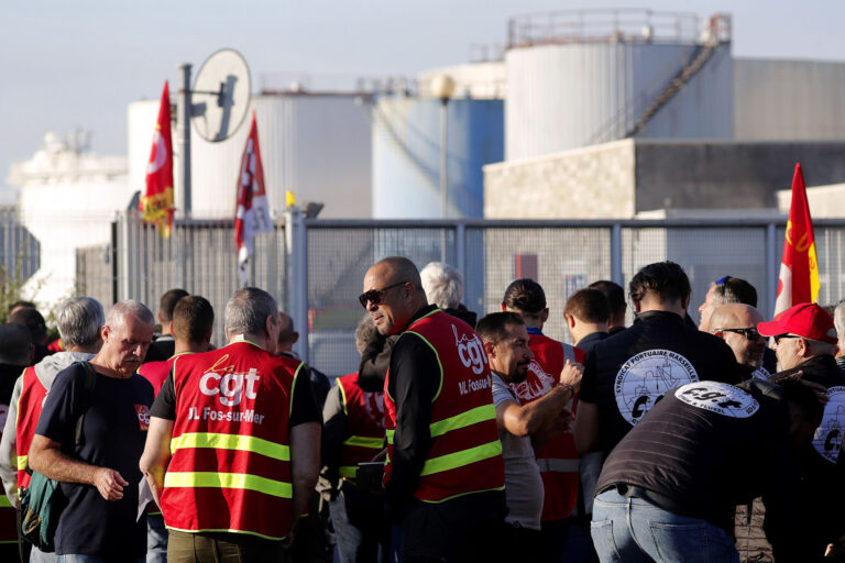 La France tente de briser la grève des raffineries de pétrole alors que les chauffeurs font la queue pour l’essence