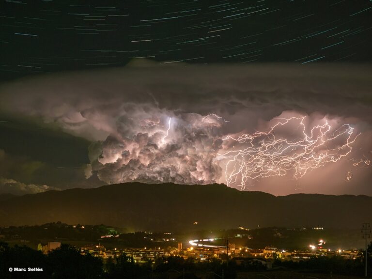 Une photo étonnante capture une tempête de foudre intense avec des traînées d’étoiles tourbillonnant au-dessus