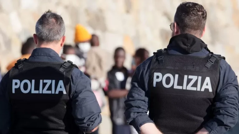 L’Italie autorise les migrants à quitter les bateaux échoués