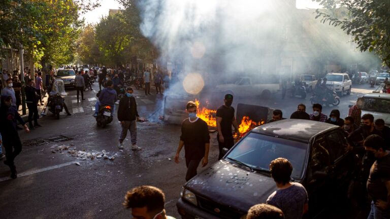 Les législateurs iraniens n’exigent « aucune clémence » pour les manifestants alors que les manifestations de masse se poursuivent