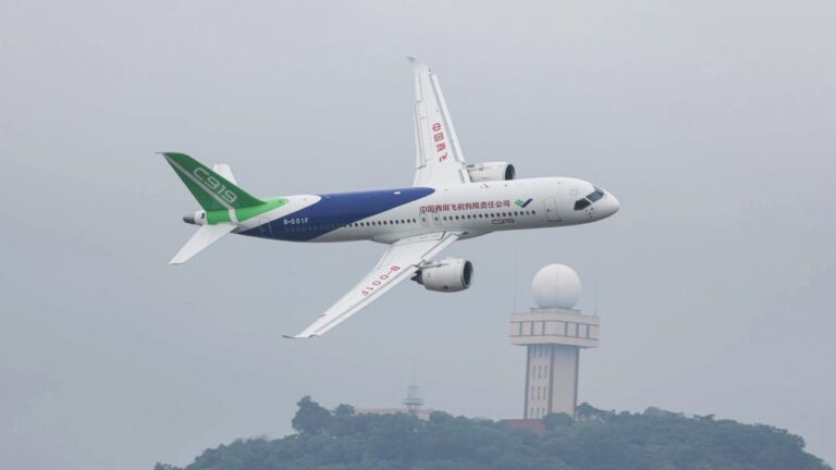 Covid restreint les débuts du salon aéronautique chinois du Comac C919