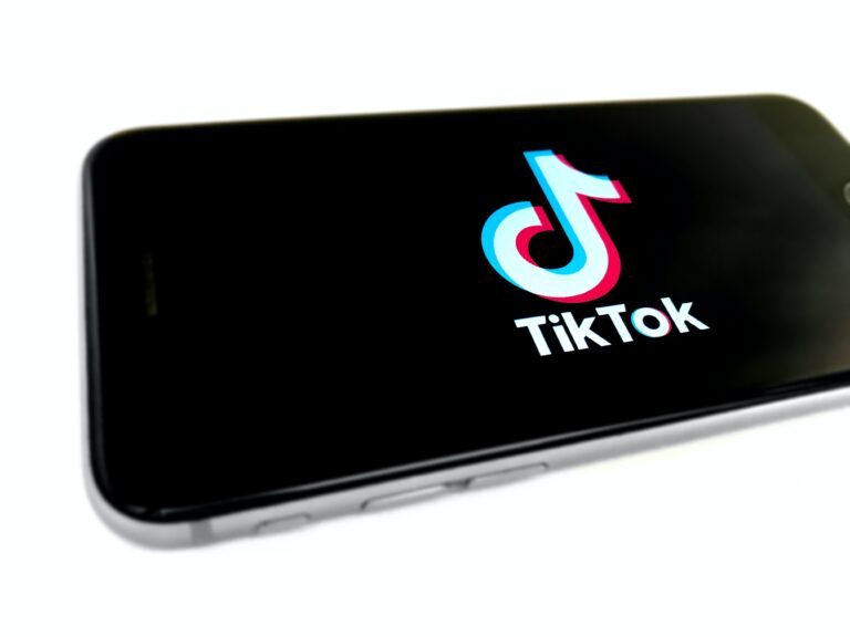 TikTok peut transmettre du contenu potentiellement dangereux aux adolescents en quelques minutes, selon une étude