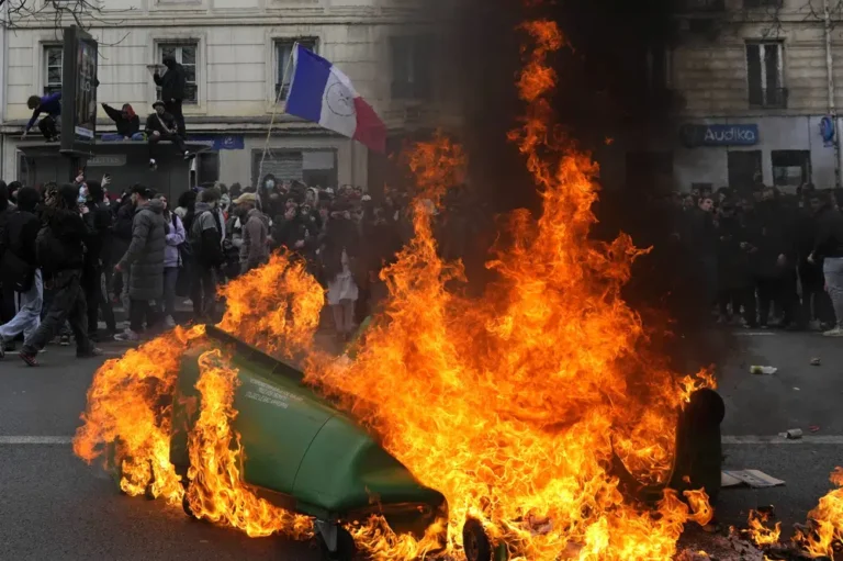 La grève des ordures à Paris prend fin, le nombre de manifestants pour les retraites diminue