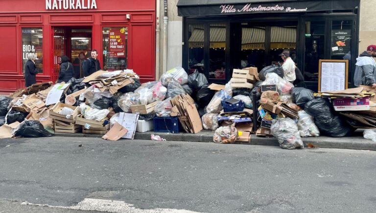 Grève des éboueurs : 9 300 tonnes de déchets restent engluées à Paris