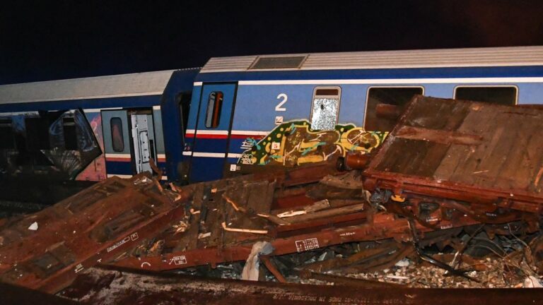 Au moins 32 morts et 85 blessés dans une collision entre des trains en Grèce