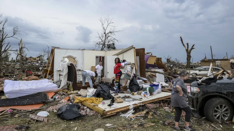 Le sud-est sera frappé par une autre série de phénomènes météorologiques violents après que les tornades et les tempêtes du week-end ont tué des dizaines de personnes dans la région