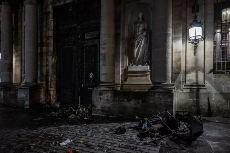 La mairie de Bordeaux incendiée alors que les troubles de la réforme des retraites en France se multiplient