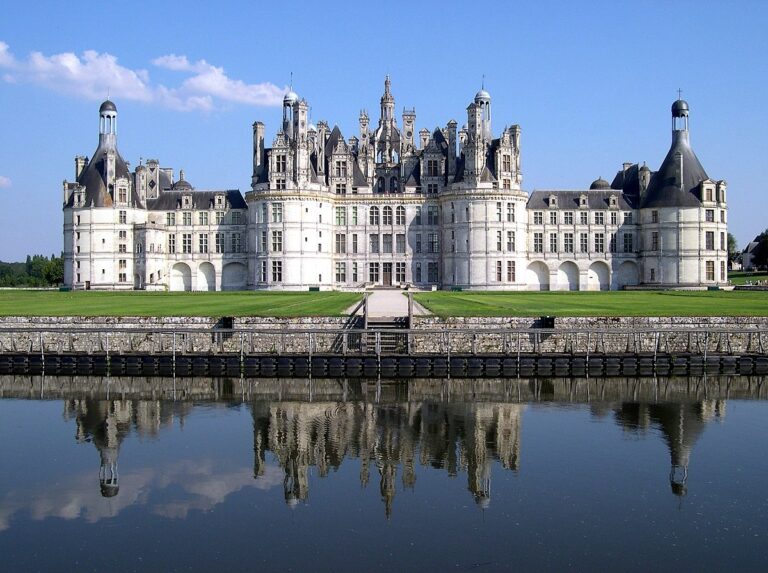 La fleur de lys de la tour Henri V revient sur le toit du château de Chambord