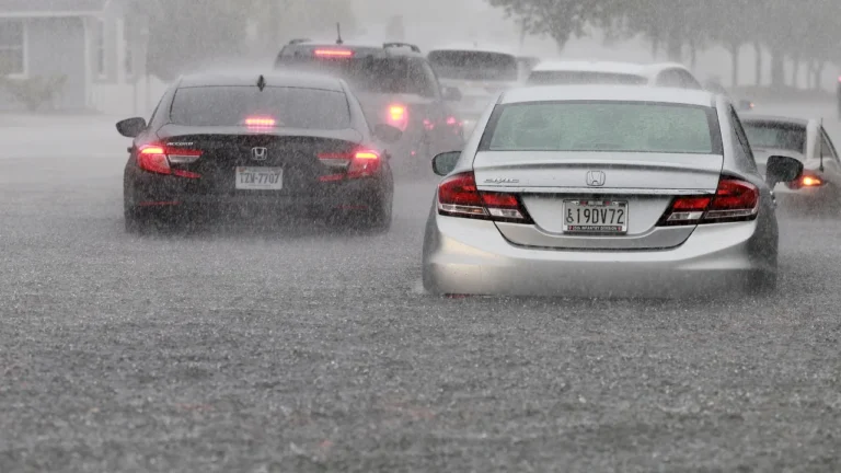 Le jour le plus pluvieux de l’histoire de Fort Lauderdale déclenche de graves inondations et des sauvetages d’urgence alors que les routes sont submergées