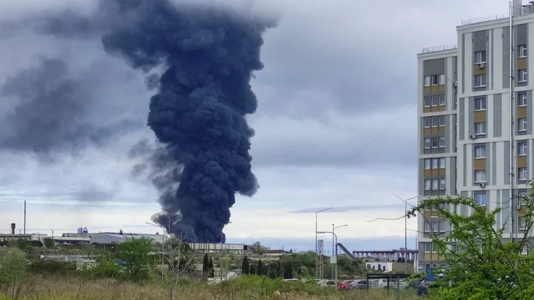 Une frappe de drone suspectée déclenche un incendie massif en Crimée occupée par la Russie