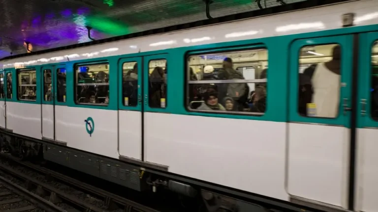 Paris : deux personnes meurent percutées par une rame de métro, annoncent les pompiers et la RATP