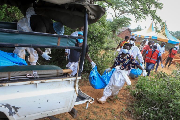 Un pasteur kenyan arrêté après 39 corps déterrés dans le cadre d’une enquête sur une secte