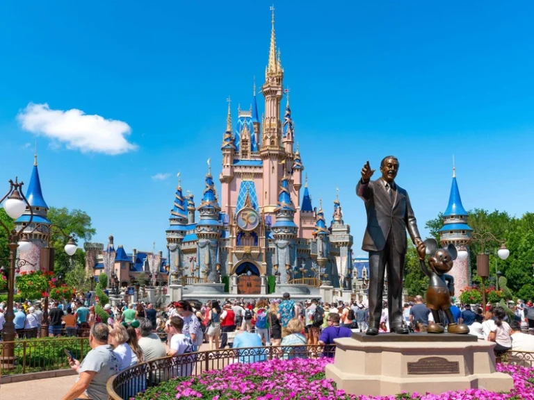 Le conseil d’administration choisi par DeSantis cherche de nouvelles taxes et des logements abordables à Disney après la prise de contrôle « flagrante et hostile » de la société