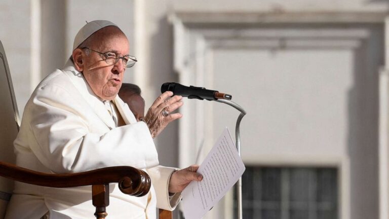 Le pape François quitte l’hôpital après s’être remis d’une bronchite