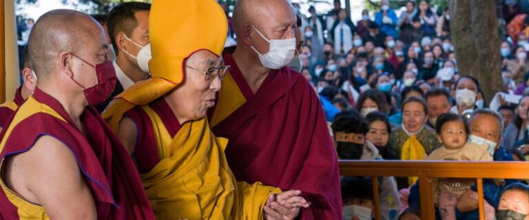 Le Dalaï Lama s’excuse après qu’une vidéo le montre en train d’embrasser un garçon