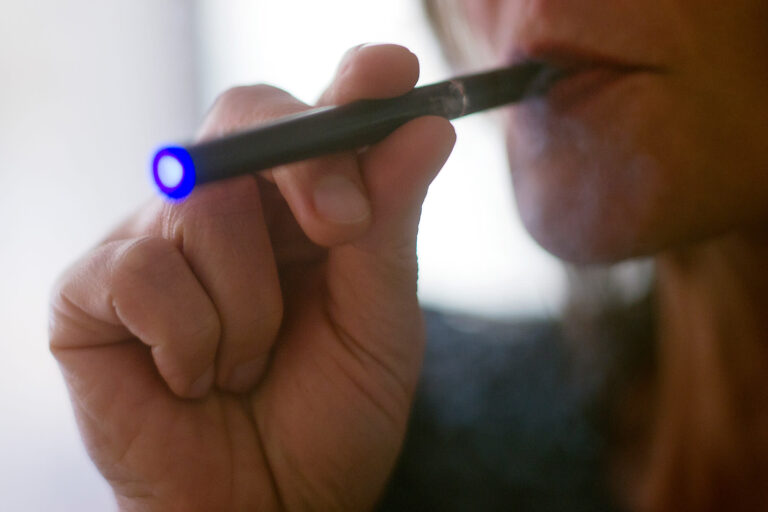 L’Australie va interdire le vapotage récréatif dans le cadre d’une répression majeure contre les cigarettes électroniques alors que l’utilisation des adolescents monte en flèche
