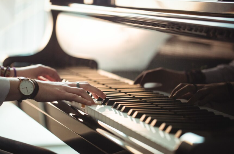 L’Ascension de la Valeur des Pianos Yamaha : Un Savant Mélange d’Artisanat, d’Innovation et d’Héritage Musical »