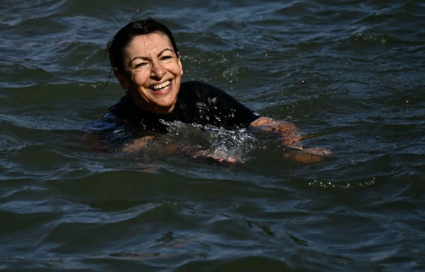 Anne Hidalgo se baigne dans la Seine pour promouvoir la propreté et la sécurité de la rivière