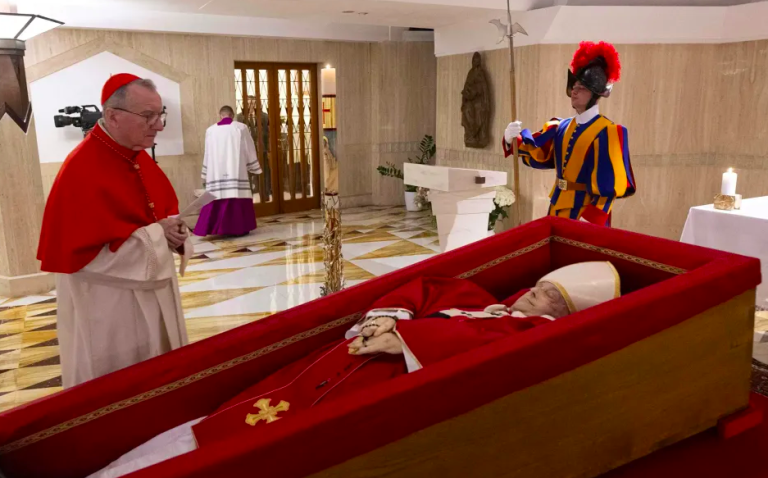Émotion au Vatican : premières images du pape François dans son cercueil dévoilées